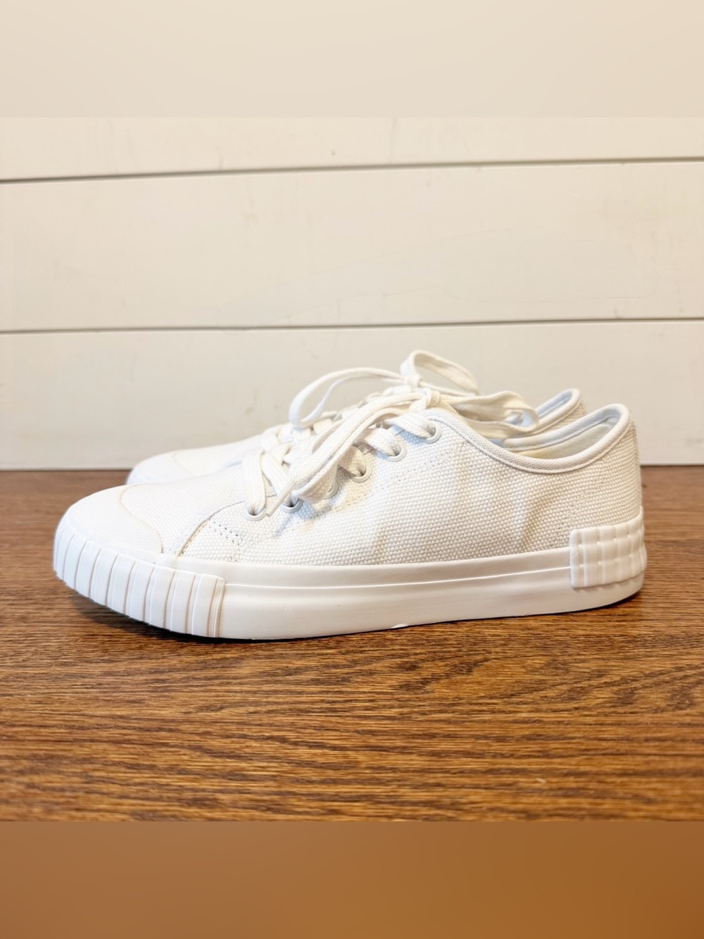 NWOB Taos Footwear | Women’s One Vision White Canvas Lace Up Sneakers Size 7.5
